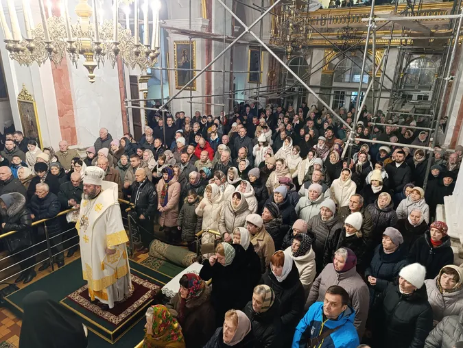 Молитви і колядки: у луцькому соборі Святої Трійці провели різдвяну службу (фото)