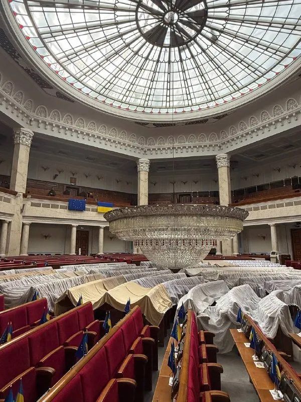 У Верховній Раді України на депутатів може обвалитися 3-тонна люстра: що коїться (фото)