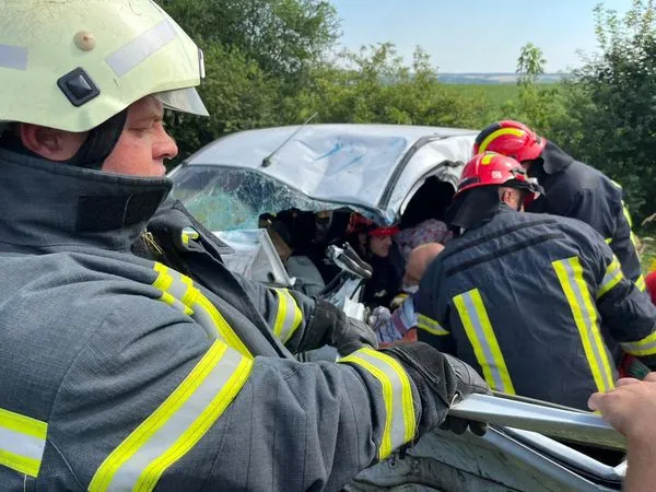 Розтрощене авто і заблокований водій: у Нововолинську зіткнулися бус і легковик (фото)