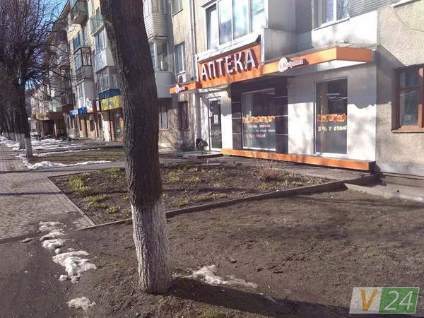 У Луцьку льодяна брила розбила дах аптеки (фото) 