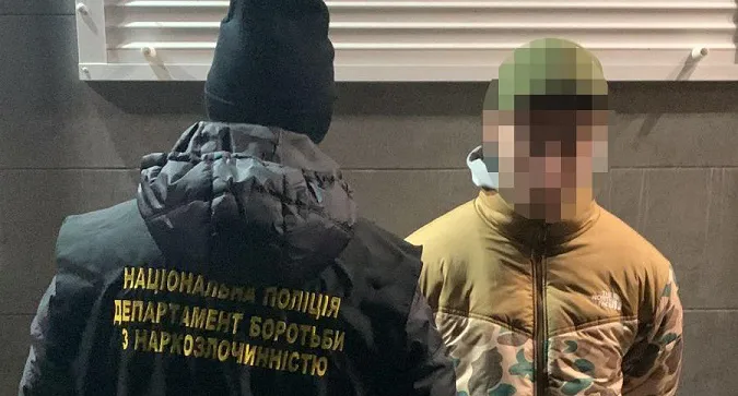 Збував канабіс «з рук у руки»: у Луцьку затримали 27-річного наркоторговця (фото, відео)