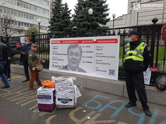 Дим та шини: очевидець розповів, що відбувається під Конституційним Судом у Києві (фото,відео)