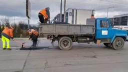 У Луцьку на п'яти вулицях латають ями (відео)