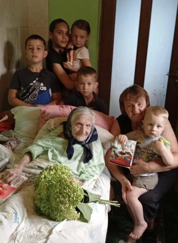 95 років мудрості й сили: на Волині привітали найстаршу жительку села (фото)