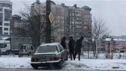 У Луцьку через негоду водій в'їхав у електроопору (фото)