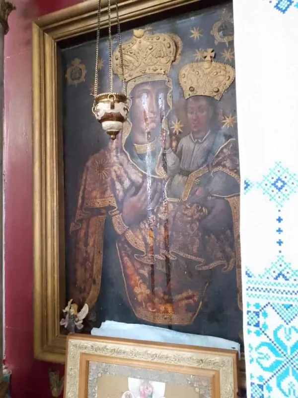 На Волині під час молитви за воїнів замироточили дві ікони Богородиці (фото)