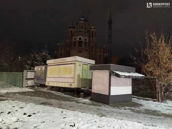 На території луцького собору УПЦ «МП» незаконно чистять подушки (фото)
