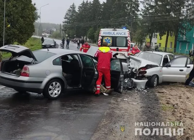 На Волині «лоб у лоб» зіткнулися Lanos і VW – троє людей у лікарні (фото, відео)
