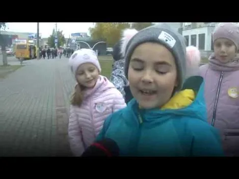 Акція доброти: у Луцьку школярі роздавали перехожим цукерки (відео)