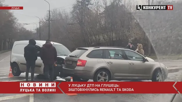 У Луцьку на перехресті зіткнулися Renault і Skoda (відео)