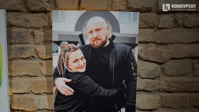 Біль та сила: у луцькому підземеллі показали картини і фото ветеранів (фоторепортаж)
