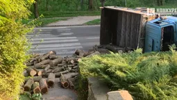 У Луцьку перекинулась вантажівка з дерев'яними колодами: рух ускладнено (фото)