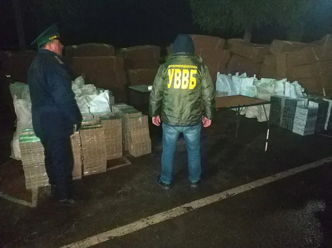 Через контрабандні сигарети на Волині «порізали» фуру (фото, відео)