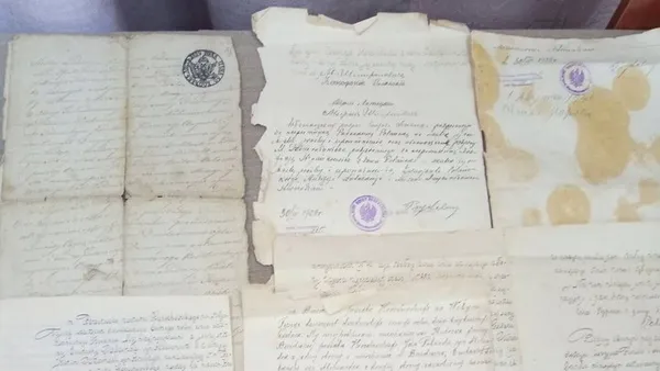 Знайшли на горищі: у музеї на Волині досліджують документи 200-річної давнини (фото)