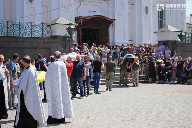 Віддали життя за нас: Луцьк на колінах попрощався з двома захисниками (фото, відео)