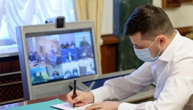 Зеленський затвердив лікування хворих на коронавірус експериментальними препаратами