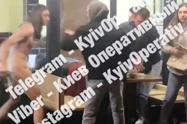 Голий молодик увірвався в кафе, і з «трояндочкою» напав на відвідувачів
