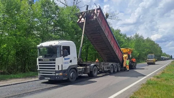 На дорогах Волині триває ямковий ремонт: де працювали дорожники (фото)