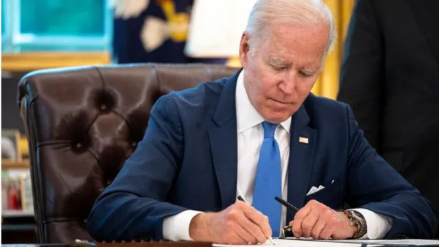 Байден підписав пакет допомоги Україні на 40 мільярдів доларів