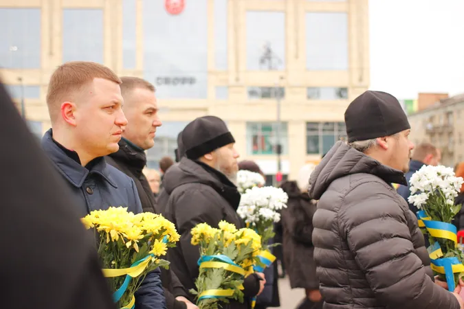 Квіти та сотні людей: у Луцьку вшанували пам'ять героїв Небесної Сотні (фото, відео)