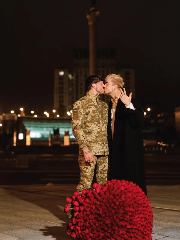 «Я сказав «так»: співак Melovin заручився із парамедиком ЗСУ (фото)