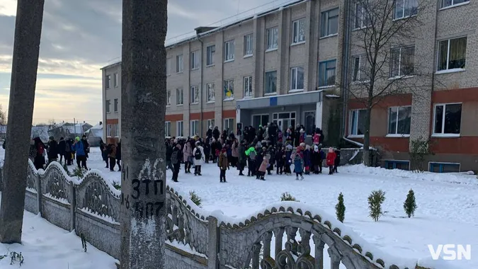 «Дітей виводили під руки»: на Волині учень на уроках розпилив невідому хімічну речовину