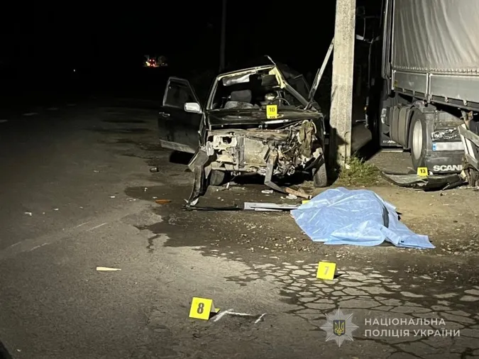 Смертельна аварія у Княгининку:  авто врізалося в стовп (фото)