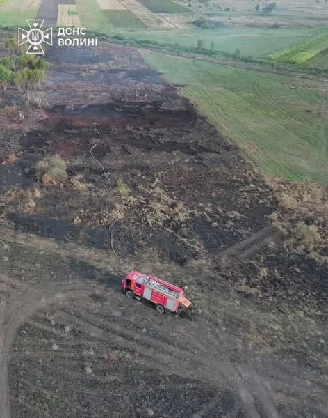 На Волині рятувальники другу добу гасять пожежу торфу (фото)