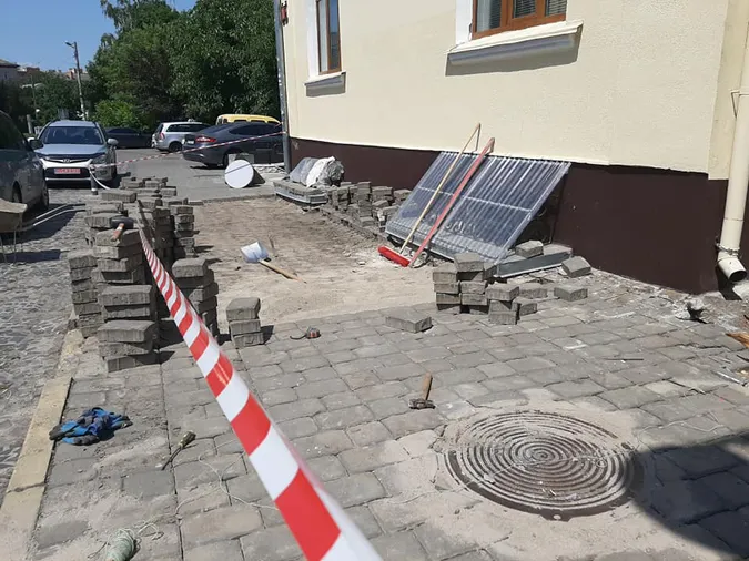У Луцьку розпочали ремонт тротуарів у Старому місті (фото)