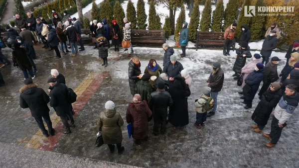 Прожив гідне життя: як Луцьк попрощався з митцем Миколою Голованем (фото, відео)