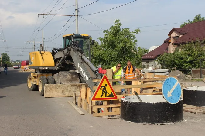 У двох мікрорайонах Луцька будують  каналізаційні мережі (фото)