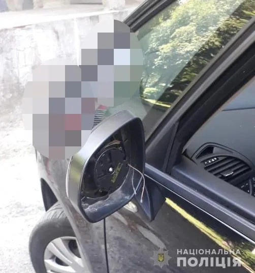 Крали і продавали: у Луцьку з автомобілів знімали дзеркала (фото)