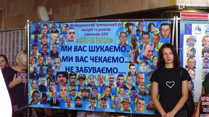 «Їх тисячі»: у Луцьку відкрилась виставка, присвячена полоненим і безвісти зниклим військовим (фото)