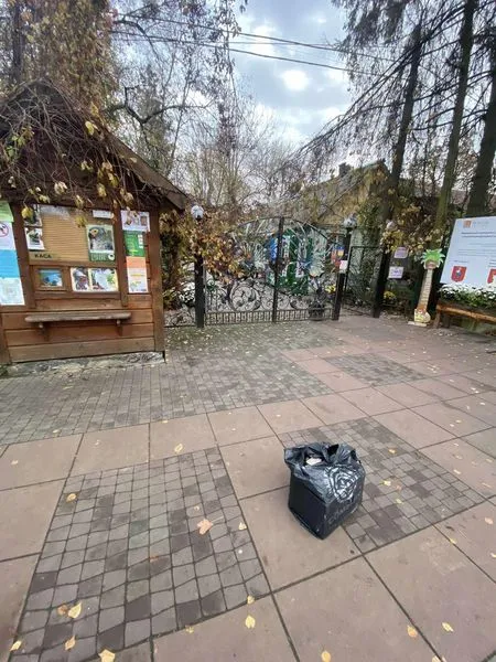До входу в «Луцький зоопарк» підкинули «подарунок» (фото)