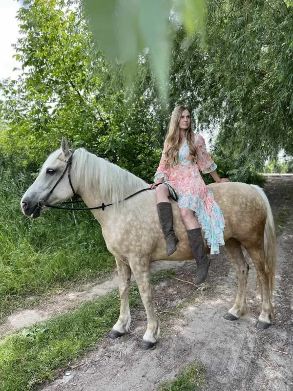 Від дитячої мрії до власної стайні: історія волинянки та зірок фотосесій Ельзи й Тесси (фото)