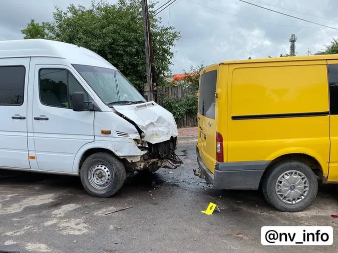 У Нововолинську на перехресті зіткнулися два буси – постраждалу забрала «швидка» (фото)
