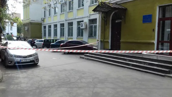Прокуратуру Волині «замінували» пакетом із ковдрою та подушкою (фото, відео)