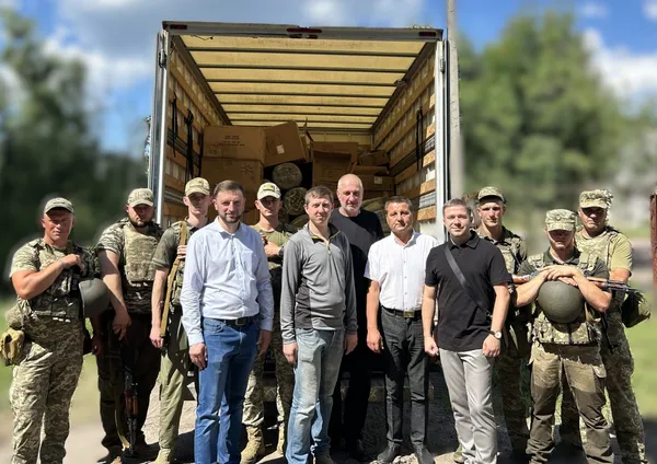 «Батьківщина» у своє 25-річчя відправила на фронт 25 вантажів гуманітарної та військової допомоги (фото)