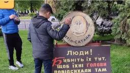У центрі Луцька б'ють путіна (фото, відео)