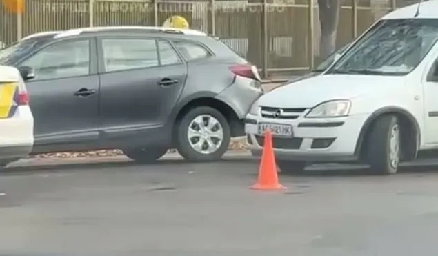 У Луцьку біля обласної лікарні втаранилися три автівки, рух – ускладнений