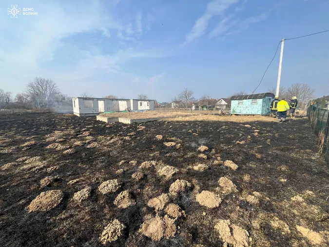 🔥Волинь палає: рятувальники досі намагаються приборкати стовпи вогню