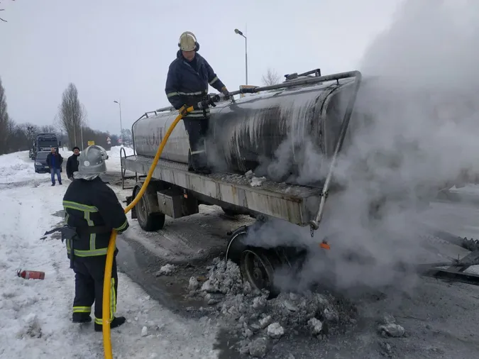 У Рожищі під час руху молоковоза загорілося колесо (фото, відео)