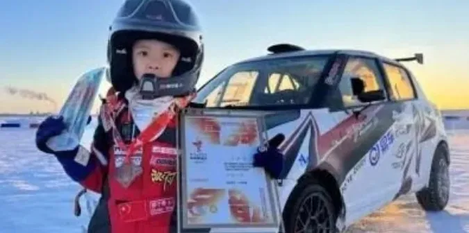 У Китаї 5-річний хлопчик став наймолодшим ліцензійним автогонщиком