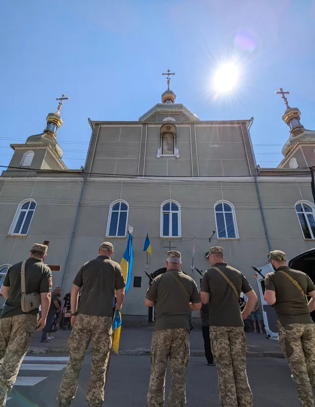 Ковель навколішки попрощався з загиблим на Сумщині Ростиславом Шевчиком