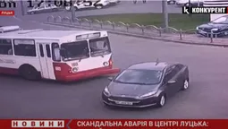 Показали момент зіткнення легковика та тролейбуса в центрі Луцька (відео)