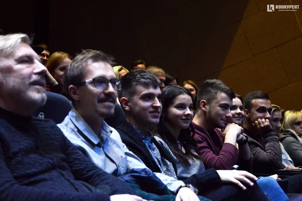 Інтимні історії під бій курантів: у «Промені» відгриміла вистава «Новорічний кекс» (фото)