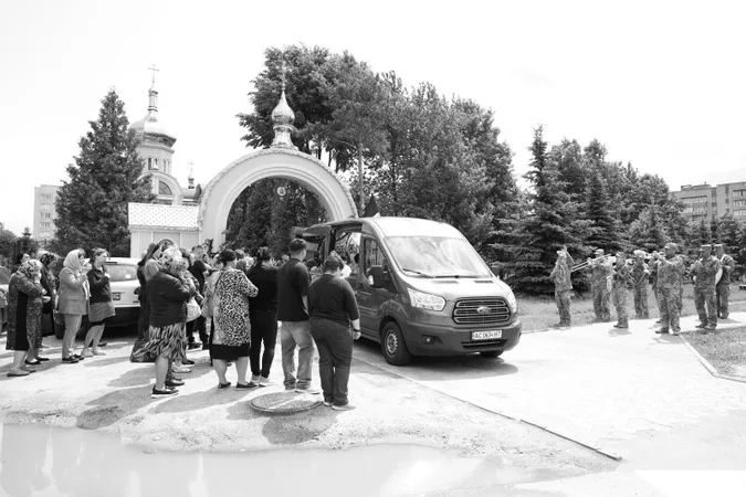 Загинув на Сумщині: у Луцьку попрощалися з Романом Любихом (фото)