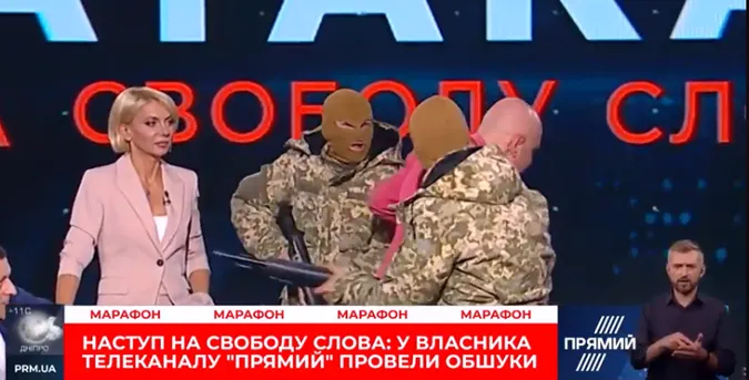 Канал «Прямий» «захопили» люди з автоматами (відео)