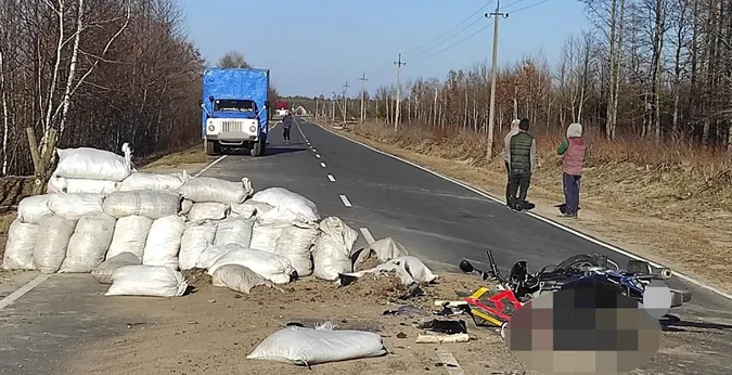 На Волині мотоцикліст протаранив мішки з піском і загинув на місці (фото)