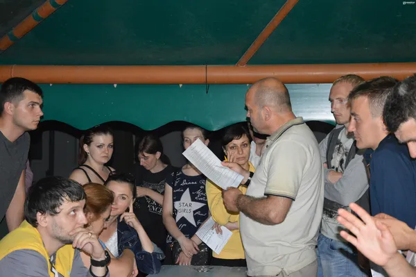 Олег Рабочаускас знайомить учасників із завданнями квесту